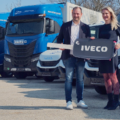 Isabella Rohrer übernimmt symbolischen Schlüssel für die neuen Iveco-Fahrzeuge, die im Hintergrund zu sehen sind
